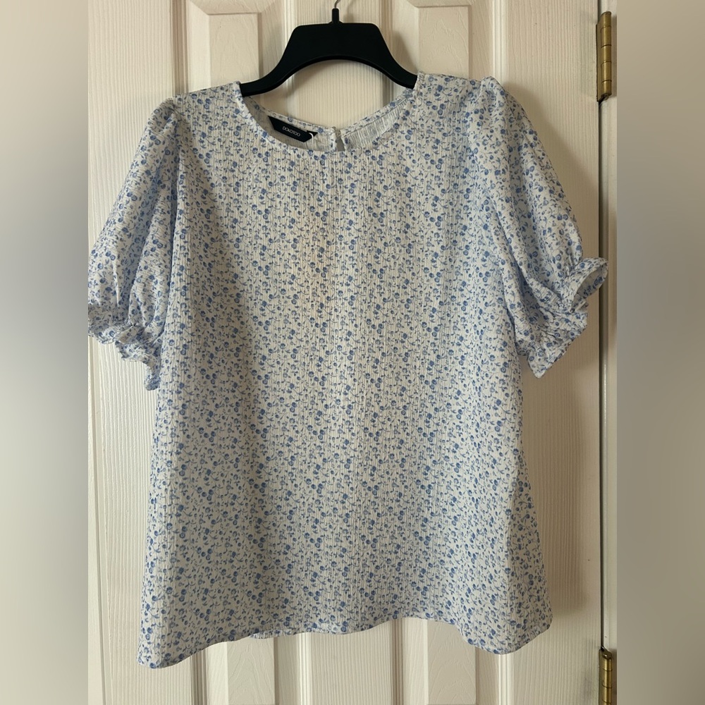 Dokotoo White and Light Blue Floral Puff-Sleeve Top. L.